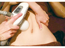 キャビテーション 普通のダイエットでは難しい部分痩せ。セルライトも直接脂肪細胞にアプローチするキャビテーション。 脂肪を柔らかくしてくれるので落としやすくなります。